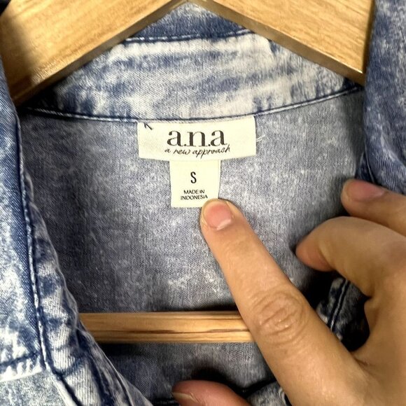 NEW A.n.a. A New Approach Denim Shirt Button‎ Up Women's Size Small Cotton - Picture 6 of 7